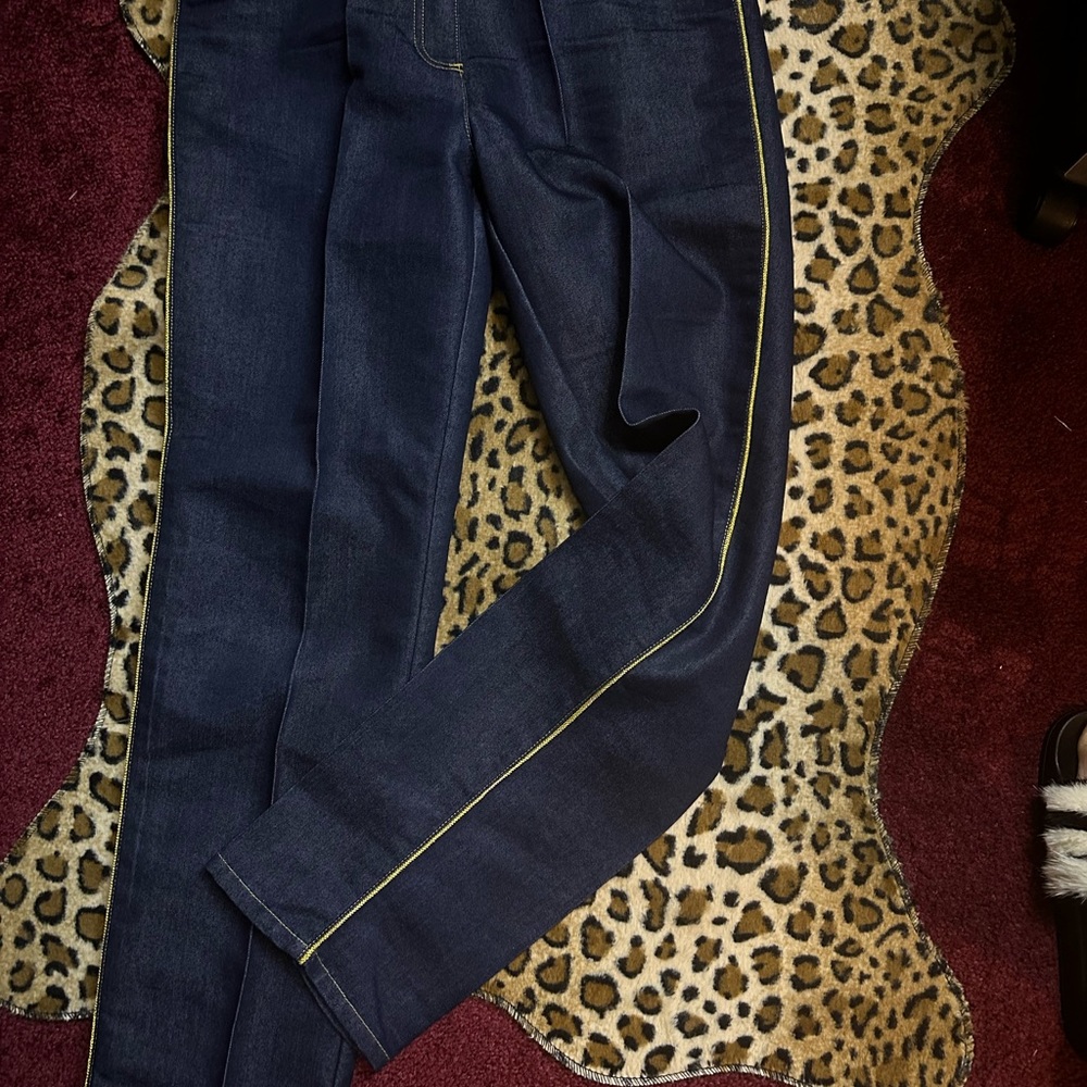 Newport News Jeanology Collection
Vintage Jeans w/ Gold Size 10